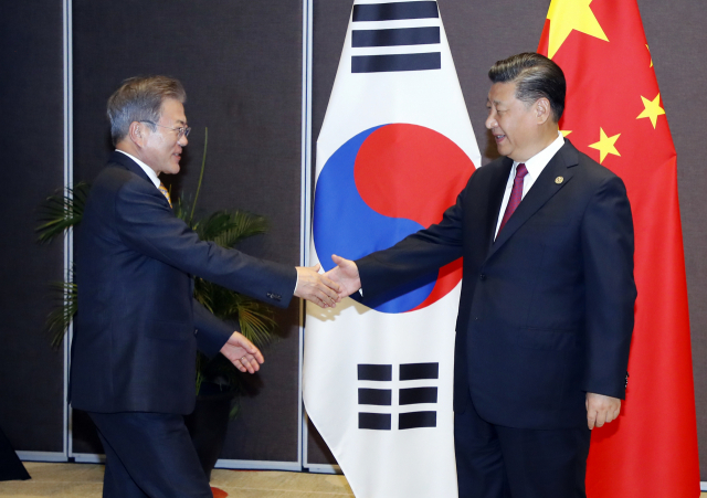 아시아태평양경제협력체(APEC) 정상회의 참석차 파푸아뉴기니를 찾은 문재인 대통령이 17일 오후 포트모르즈비 시내 스탠리 호텔에서 시진핑(習近平) 중국 국가주석을 만나 반갑게 악수하고 있다. 문 대통령이 시 주석과 정상회담을 하는 것은 취임 후 네 번째로, 작년 12월 중국 국빈방문 때에 이어 11개월 만이다. 연합뉴스