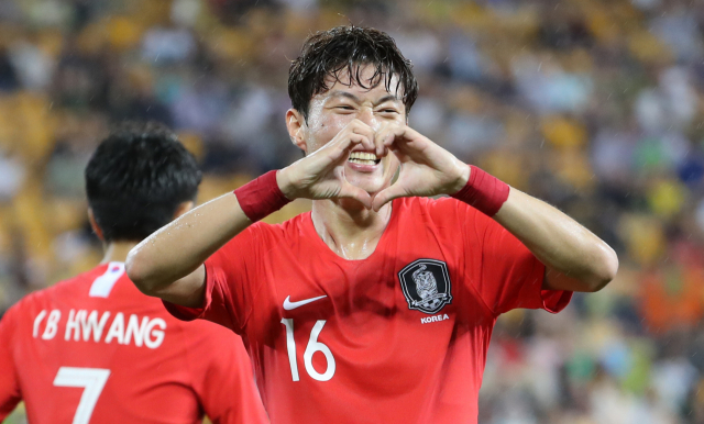 17일 호주 브리즈번 선코프 스타디움에서 열린 한국과 호주 축구국가대표팀 평가전. 전반 황의조가 손하트를 만들고 있다. 연합뉴스