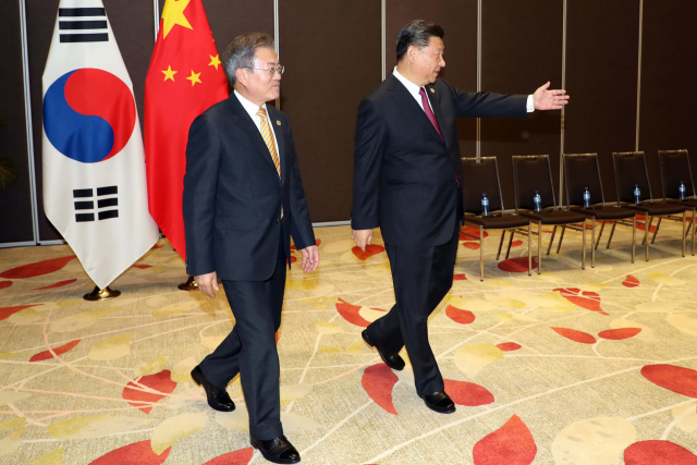 아시아태평양경제협력체(APEC) 정상회의 참석차 파푸아뉴기니를 찾은 문재인 대통령이 17일 오후 포트모르즈비 시내 스탠리 호텔에서 시진핑(習近平) 중국 국가주석을 만나 안내를 받으며 자리로 향하고 있다. 문 대통령이 시 주석과 정상회담을 하는 것은 취임 후 네 번째로, 작년 12월 중국 국빈방문 때에 이어 11개월 만이다. 연합뉴스