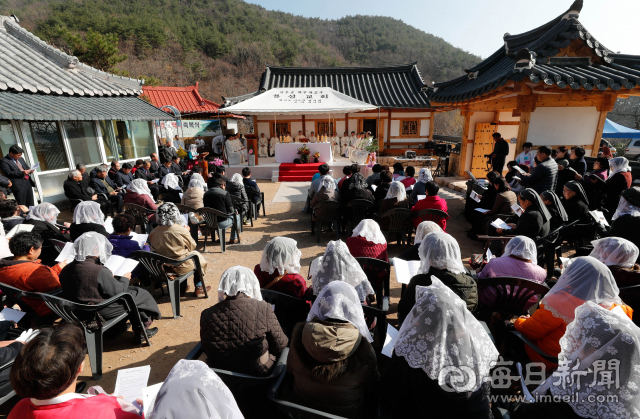 천주교대구대교구 용성성당 구룡 공소 신앙유적지 축복식이 신자 200여 명이 참석한 가운데 17일 청도군 운문면 정상리 구룡 마을길 361-5에서 열렸다. 우태욱 기자 woo@msnet.co.kr