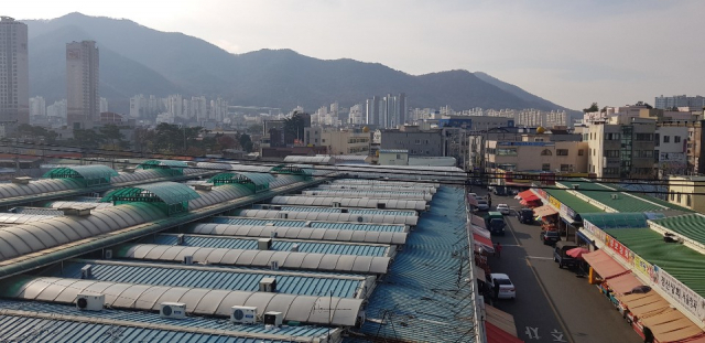 오는 2020년까지 총 사업비 256억원을 투입해 시설현대화사업을 하는 경산공설시장 모습. 사진 오른쪽 도로 위 등에 설치할 지붕막구조물 재질을 두고 시와 일부 상인간 마찰이 일고 있다. 김진만 기자