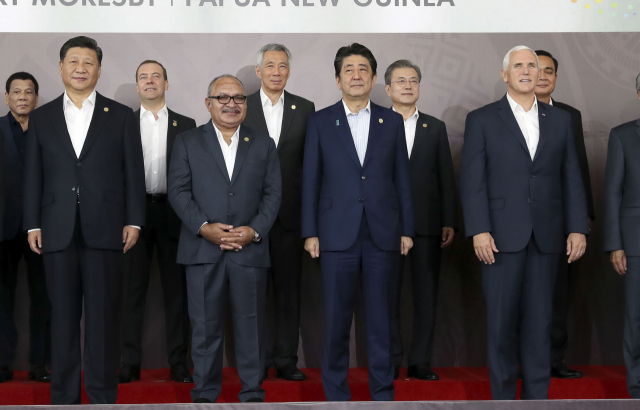 문재인 대통령이 18일 오전 파푸아뉴기니 포트모르즈비 APEC(아시아태평양경제협력체) 하우스에서 열린 정상회의에 참석하기 앞서 각국 정상들과 공식 기념촬영을 하고 있다. 연합뉴스