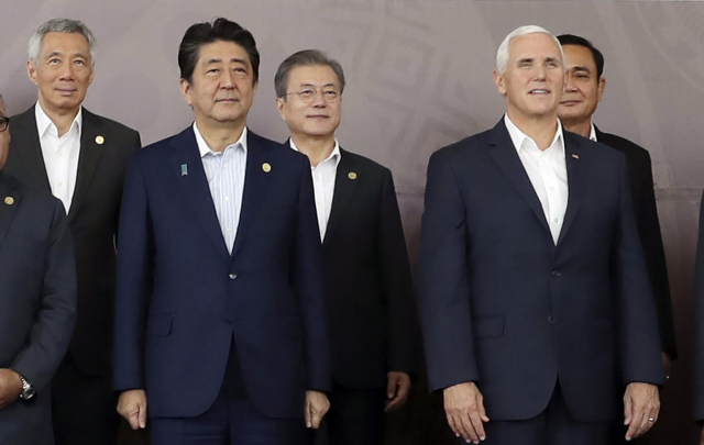 문재인 대통령이 18일 오전 파푸아뉴기니 포트모르즈비 APEC(아시아태평양경제협력체) 하우스에서 열린 정상회의에 참석하기 앞서 각국 정상들과 공식 기념촬영을 하고 있다. 왼쪽부터 리셴룽 싱가포르 총리, 아베 신조 일본 총리, 문재인 대통령, 마이크 펜스 미국 부통령. 연합뉴스