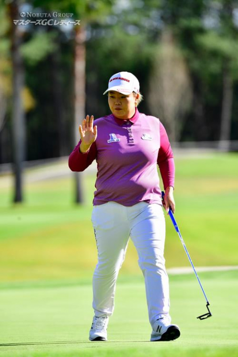 안선주가 21일 일본 효고현 미키시 마스터스 골프클럽(파72·6천528야드)에서 열린 JLPGA 투어 노부타그룹 마스터스GC 레이디스(총상금 1억8천만엔) 대회 마지막 날 4라운드에서 2오버파 74타를 쳐 투어 시즌 5승에 달성하고 상금 10억엔에 돌파했다. 연합뉴스