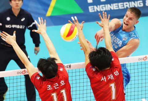 18일 경기도 수원시 수원실내체육관에서 열린 프로배구 도드람 2018-2019 V리그 남자부 한국전력과 삼성화재의 경기. 삼성화재 타이스가 강타를 날리고 있다. 연합뉴스