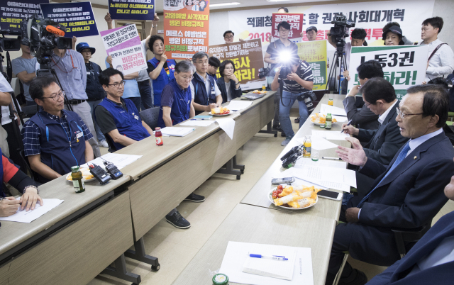 더불어민주당 이해찬 대표가 지난 5일 오후 서울 중구 민주노총에서 열린 간담회에서 모두발언을 하고 있다. 연합뉴스