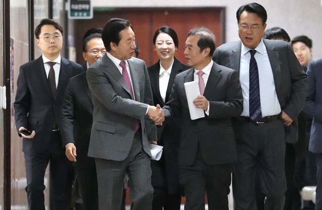 자유한국당 김병준 비상대책위원장이 지난달 국회에서 열린 비상대책위원-중진의원 연석회의에 입장하며 김성태 원내대표(왼쪽)와 손잡고 있다. 연합뉴스
