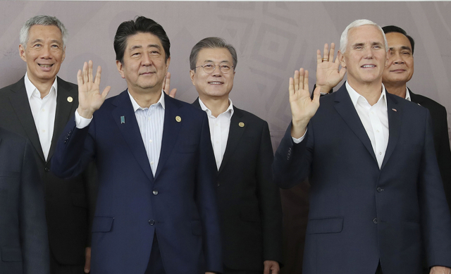 문재인 대통령이 18일 오전 파푸아뉴기니 포트모르즈비 APEC(아시아태평양경제협력체) 하우스에서 열린 정상회의에 참석하기 앞서 각국 정상들과 공식 기념촬영을 하고 있다. 왼쪽부터 리셴룽 싱가포르 총리, 아베 신조 일본 총리, 문재인 대통령, 마이크 펜스 미국 부통령. 연합뉴스