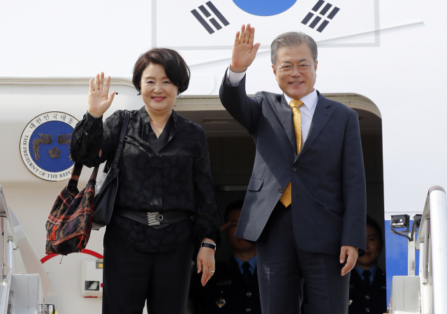 문재인 대통령과 부인 김정숙 여사가 2박 3일간의 2018 APEC(아시아태평양경제협력체) 회의를 마치고 18일 오후 파푸아뉴기니 포트모르즈비 잭슨 국제공항을 출발하며 환송객들에게 손을 들어 인사하고 있다. 연합뉴스