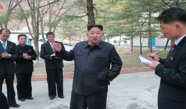 김정은 북한 국무위원장이 광학유리를 생산하는 평안북도의 대관유리공장을 시찰했다고 조선중앙TV가 18일 보도했다. 연합뉴스