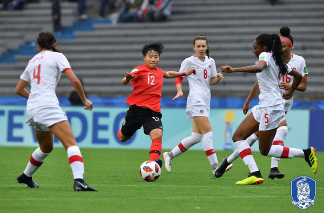 한국 U-17 여자대표팀이 18일(한국시간) 우루과이 몬테비데오의 에스타디오차루아에서 열린 D조 조별리그 2차전에서 캐나다와 경기하고 있다. 연합뉴스