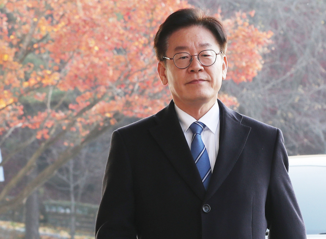 이재명 경기도지사가 19일 오전 경기도 수원시 경기도청으로 출근하며 이른바 