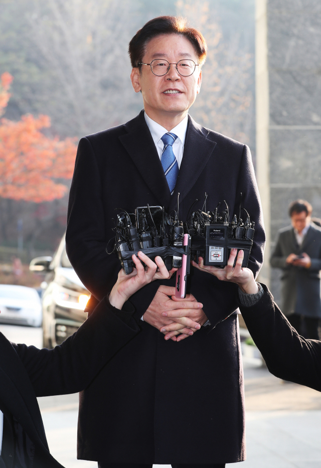 이재명 경기도지사가 19일 오전 경기도 수원시 경기도청으로 출근하며 이른바 