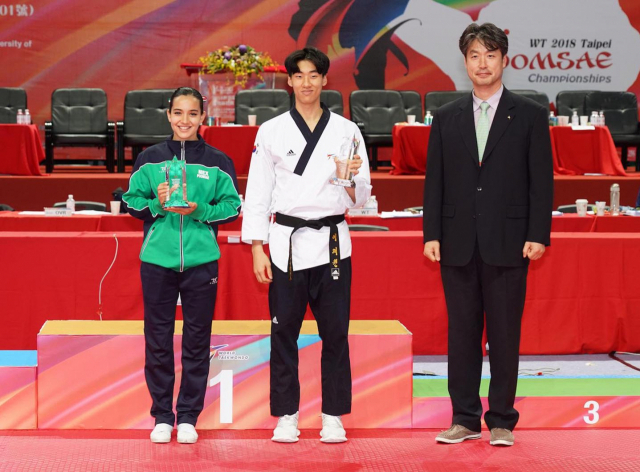 18일 대만 타이베이에서 막을 내린 제11회 세계태권도연맹(WT) 세계품새선수권대회에서 공인품새 남자부 최우수선수로 선정된 이재원(가운데)이 기념촬영을 하고 있다. 연합뉴스