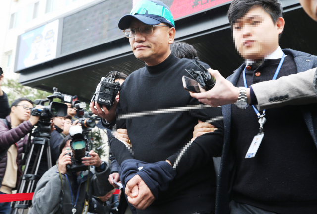 폭행과 엽기행각으로 물의를 빚어 구속돼 경찰 조사를 받아온 양진호 한국미래기술 회장이 16일 오전 검찰에 송치되기 위해 경기도 수원시 영통구 수원남부경찰서에서 나오고 있다. 연합뉴스