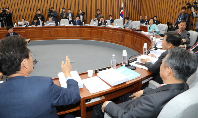 16일 오전 열린 국회 사법개혁 특별위원회 전체회의에서 여야 위원들이 토론하고 있다. 연합뉴스