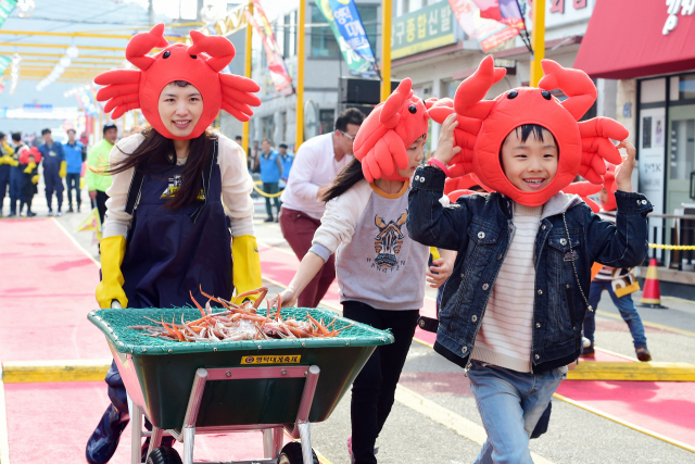영덕대게축제에서 대게 싣고 달리기 행사에 참여한 참가자들. 영덕군 제공
