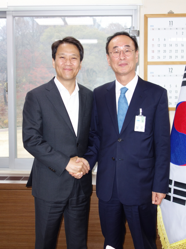 장세용(오른쪽) 구미시장이 16일 청와대 임종석 비서실장을 만나 구미지역 현안 사업 및 국비 지원 등을 부탁했다. 구미시 제공
