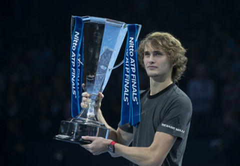 알렉산더 츠베레프가 18일(현지시각) ATP 파이널스 대회 단식 우승 트로피를 들어올리며 기뻐하고 있다. 신화연합뉴스