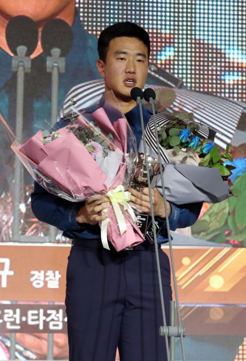 19일 서울 강남구 르메르디앙서울에서 열린 2018 KBO리그 시상식에서 퓨처스리그에서 북부리그 홈런상·타점상을 수상한 경찰청 이성규가 수상 소감을 밝히고 있다. 연합뉴스
