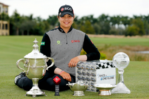 에리야 쭈타누깐이 19일 미국 플로리다주 네이플스의 티뷰론 골프클럽에서 미국여자프로골프(LPGA) 투어 시즌 마지막 대회로 열린 CME 그룹 투어 챔피언십을 마친 뒤 올해의 선수상(왼쪽) 등 올해 받은 트로피들 앞에서 환하게 웃고 있다. AFP연합뉴스