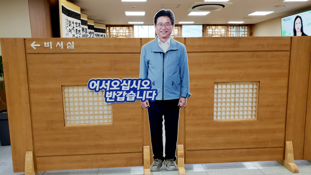 19일 경북도청 3층 이철우 경북도지사 집무실 접견실 앞에 말끔한 슈트 차림(오른쪽)의 이 지사 등신대가 세워졌다. 기존에는 점퍼 차림의 등신대(왼쪽)가 서 있었다.