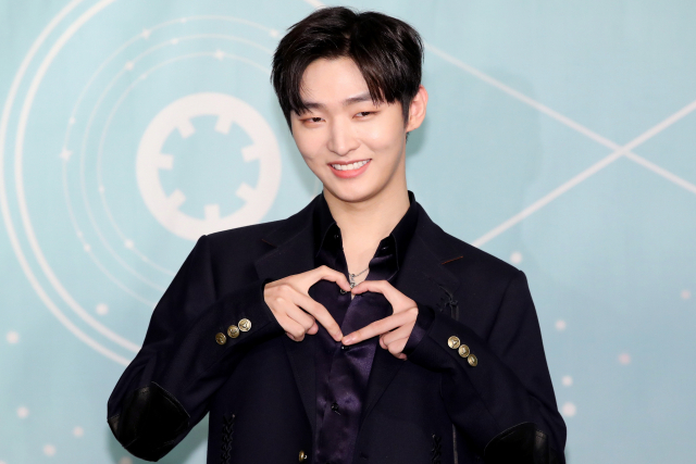 그룹 워너원 윤지성이 19일 오후 서울 영등포구 콘래드 호텔에서 열린 첫 번째 정규앨범 