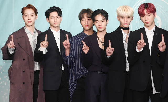 그룹 워너원 라이관린(왼쪽부터), 옹성우, 박지훈, 이대휘, 배진영, 강다니엘이 19일 오후 서울 영등포구 콘래드 호텔에서 열린 첫 번째 정규앨범 