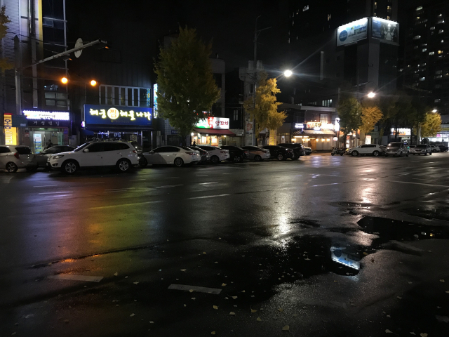 어두운 밤 비가 내리면 차선이 보이지 않는 이른바 