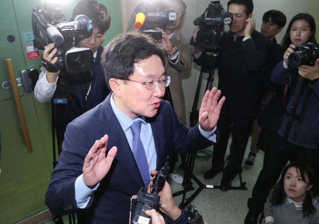 자유한국당이 전원책 조직강화특별위원회 위원을 해촉한 9일 오후 서울 여의도 서울시 당사에서 김용태 사무총장이 조강특위에 참석하며 취재진의 질문에 답변하고 있다. 연합뉴스
