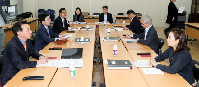 자유한국당이 전원책 조직강화특별위원회 위원을 해촉한 9일 오후 서울 여의도 서울시 당사에서 조강특위 위원장인 김용태 사무총장(왼쪽 두 번째) 등 위원들이 회의를 열고 있다. 연합뉴스