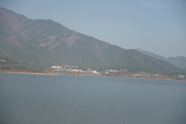 영천댐 준공 38년 만에 영천시 자양면 주민들에게 상수도 공급사업을 추진한다. 영천댐 입구에서 본 자양면 소재지 모습. 민병곤 기자