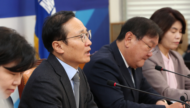더불어민주당 홍영표 원내대표가 20일 오전 국회에서 열린 원내대책회의에서 발언하고 있다. 연합뉴스