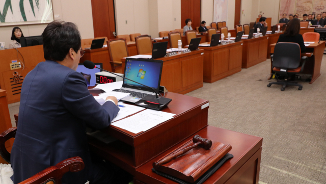 안민석 국회 문화체육관광위 위원장이 20일 오전 열린 전체회의에서 회의를 진행하고 있다. 자유한국당과 바른미래당의 의사일정 보이콧으로 야당의원석이 비어 있다. 연합뉴스