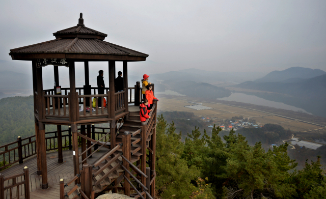 상주 나각산 전망대에 오르면 굽이쳐 흐르는 낙동강과 넉넉한 상주들녘이 한 눈에 들어온다.이채근 기자 mincho@msnet.co.kr