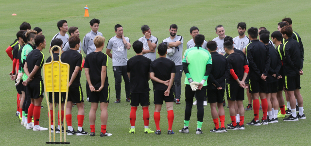 한국축구대표팀 벤투 감독이 18일 호주 브리즈번 페리 공원에서 회복훈련 전 선수들과 대화하고 있다. 호주와의 평가전을 무승부로 마친 대표팀은 20일 우즈베키스탄과 평가전을 한다. 연합뉴스 #한국 우즈베키스탄전
