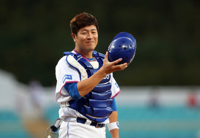 삼성 라이온즈 포수 강민호가 올해 12억5천만원을 받으며 2년 연속 팀 내 