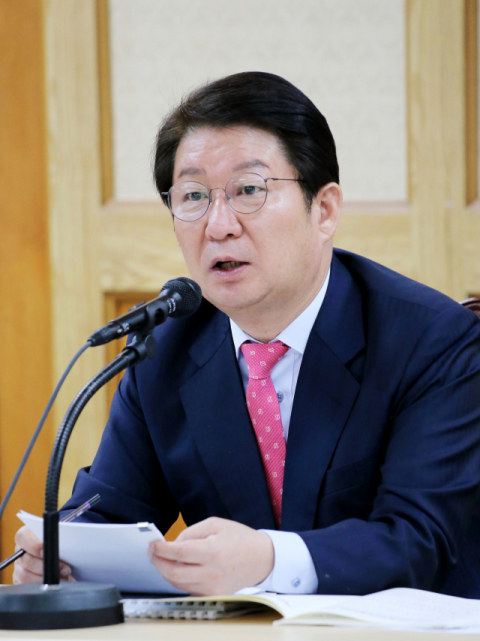 권영진 대구시장이 20일 대구시 확대간부회의를 열고 시 공무원들에게 실질적인 대구경북 상생협력 비전, 도농상생 직거래장터 조성, 겨울철 자연재난 종합대책, 기부문화 동참 등을 주문했다. 대구시 제공