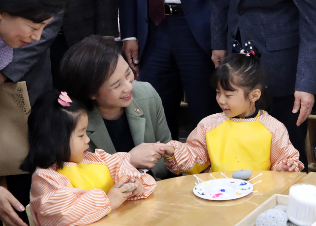 유은혜 사회부총리 겸 교육부 장관이 22일 대구 황금유치원을 찾아 정부의 유치원 공공성 강화 방안에 대한 현장 의견을 듣는다. 사진은 지난 16일 유 부총리가 공영형 유치원인 서울 영등포구 명신유치원을 방문해 원생들과 인사하고 모습. 연합뉴스
