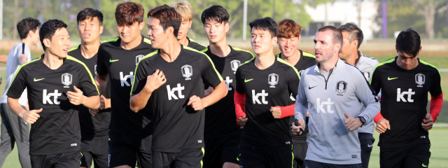 19일 호주 브리즈번 페리 공원에서 한국축구대표팀 황의조, 김민재, 석현준 등 선수들이 몸을 풀고 있다. 호주와의 평가전을 무승부로 마친 대표팀은 20일 우즈베키스탄과 평가전을 한다. 골키퍼는 호주전 김승규에 이어 조현우가 출전한다. 연합뉴스