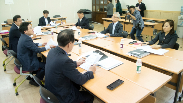 자유한국당이 전원책 조직강화특별위원회 위원을 해촉한 지난 9일 오후 서울 여의도 서울시 당사에서 조강특위 위원장인 김용태 사무총장(왼쪽 두 번째) 등 위원들이 회의를 열고 있다. 연합뉴스