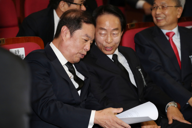 고 김영삼 대통령 차남 김현철 교수와 자유한국당 김병준 비대위원장이 20일 오전 국회 의원회관에서 열린 고 김영삼 전 대통령 서거 3주기 추모식에서 얘기하고 있다. 연합뉴스