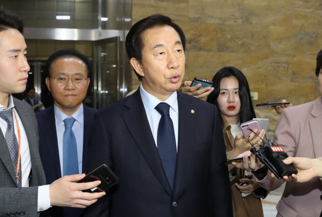 자유한국당 김성태 원내대표가 20일 오후 국회 의장실에서 열린 국회 정상화를 위한 여야 원내대표 회동을 마치고 기자들의 질문에 답하고 있다. 연합뉴스