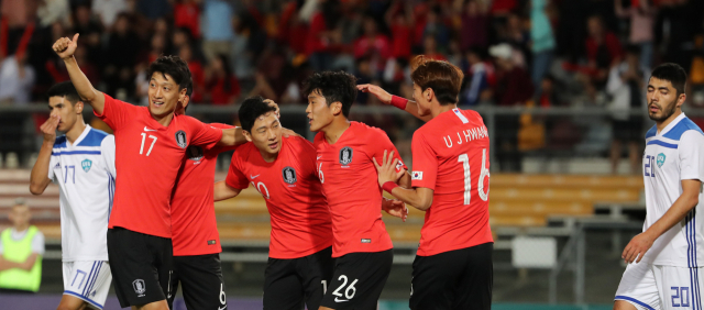 20일 호주 브리즈번 퀸즐랜드 스포츠 육상센터(QSAC)에서 열린 한국과 우즈베키스탄의 축구국가대표 친선경기. 전반 남태희가 득점 후 이청용, 황의조, 나상호의 축하를 받고 있다. 연합뉴스