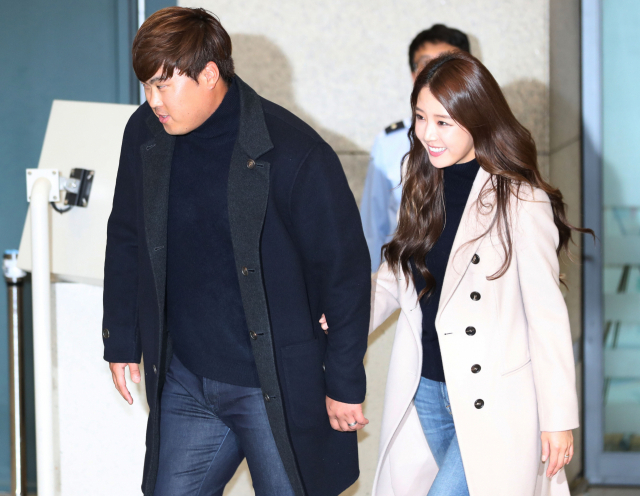 미국 프로야구 메이저리그 LA 다저스의 류현진과 부인 배지현씨가 20일 오후 인천국제공항을 통해 귀국해 입국장을 나서고 있다. 연합뉴스