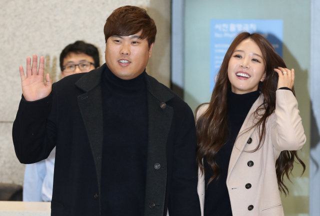 미국 프로야구 메이저리그 LA 다저스의 류현진과 부인 배지현씨가 20일 오후 인천국제공항을 통해 귀국해 입국장에서 취재진을 향해 포즈를 취하고 있다. 연합뉴스