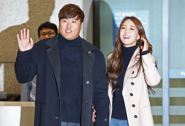 미국 프로야구 메이저리그 LA 다저스의 류현진과 부인 배지현 씨가 20일 오후 인천국제공항을 통해 귀국해 입국장을 나서고 있다. 연합뉴스