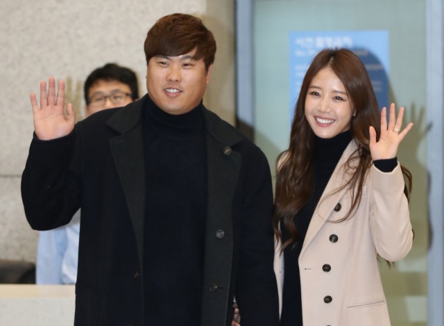 미국 프로야구 메이저리그 LA 다저스의 류현진과 부인 배지현씨가 20일 오후 인천국제공항을 통해 귀국해 입국장에서 취재진을 향해 포즈를 취하고 있다. 연합뉴스