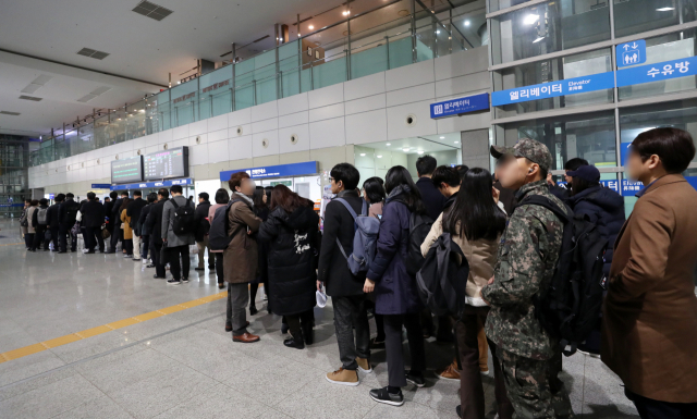 20일 오후 충북 청주시 KTX 오송역에서 시민들이 열차 운행중단으로 표를 환불받기 위해 줄지어 서 있다. 이날 사고는 진주에서 서울로 가던 KTX 열차에 전기 공급이 중단되면서 발생했다. 현재 고속철도 경부선 상행선 열차 운행은 지연되고 있다. 연합뉴스