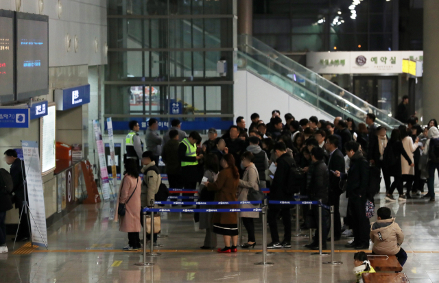 20일 오후 충북 청주시 KTX 오송역에서 시민들이 열차 운행중단으로 표를 환불받기 위해 줄지어 서 있다. 이날 사고는 진주에서 서울로 가던 KTX 열차에 전기 공급이 중단되면서 발생했다. 현재 고속철도 경부선 상행선 열차 운행은 지연되고 있다. 연합뉴스